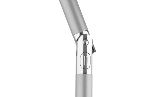 Silberner Stift mit aufklappbarer Kappe nahe der Spitze