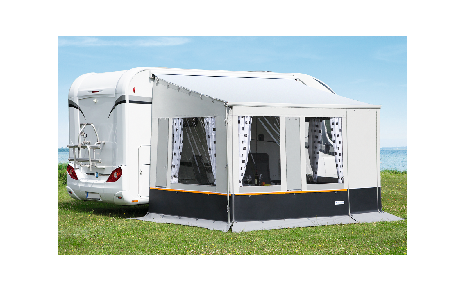 Caravane blanche avec auvent attaché