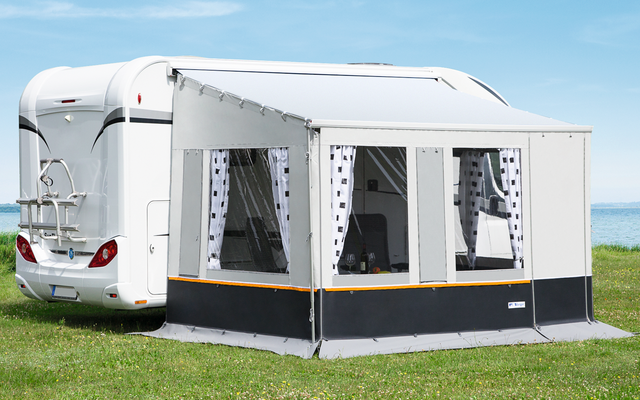 Caravane blanche avec auvent attaché