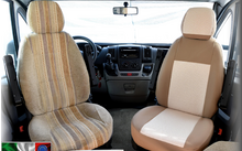 Twee voorstoelen van een voertuig, de linkerstoel heeft een gestreepte bekleding, de rechterstoel een effen bekleding