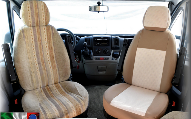 Deux sièges avant d'un véhicule, le siège gauche a une housse rayée, le siège droit une housse unie