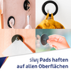 Vier Bilder zeigen Silwy Pads, die an verschiedenen Oberflächen haften, darunter eine Wand, eine Tür, eine Papierrolle und eine Hand, die ein Pad abnimmt