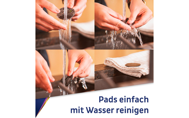 Vier Bilder zeigen Hände, die Kaffeepads unter fließendem Wasser reinigen, mit Text „Pads einfach mit Wasser reinigen“