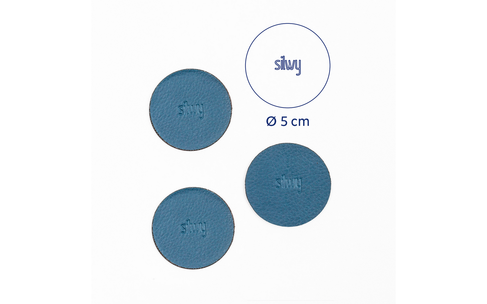 Drei blaue Tabletten mit jeweils 5 mg Beschriftung und einer Größe von 5 cm Durchmesser