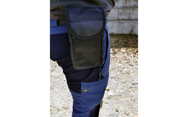 Persona con rodillera y guantes está frente a una pared de piedra clara