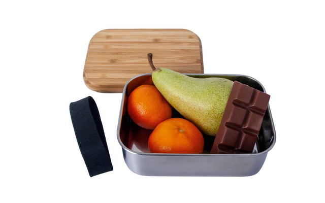 Broodtrommel met twee mandarijnen, een peer en een chocoladereep, deksel ernaast geopend