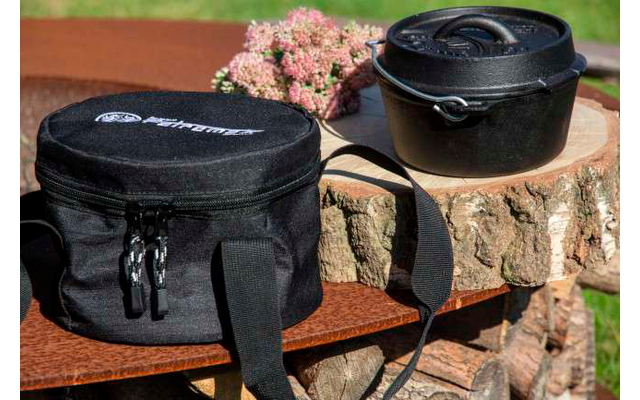Dos bolsas de cámara negras sobre un montón de madera con una cubierta de tela gruesa