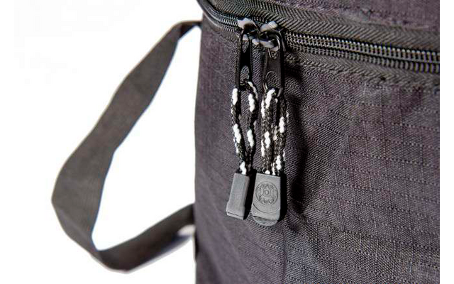 Bolsa negra con cremallera y llavero