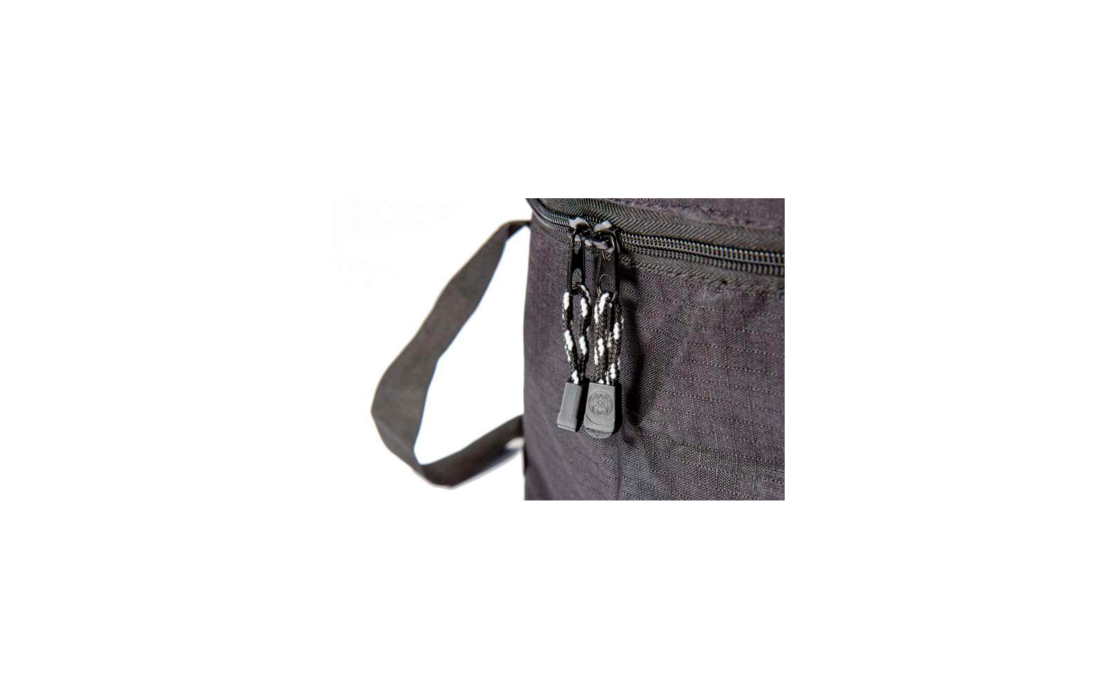 Bolsa negra con cremallera y llavero