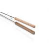 Twee grillsatéstokjes met houten handvatten