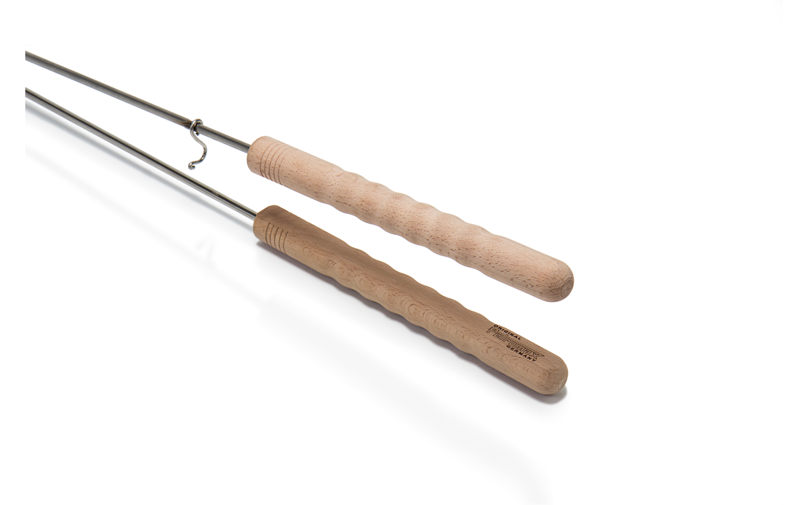 Twee grillsatéstokjes met houten handvatten