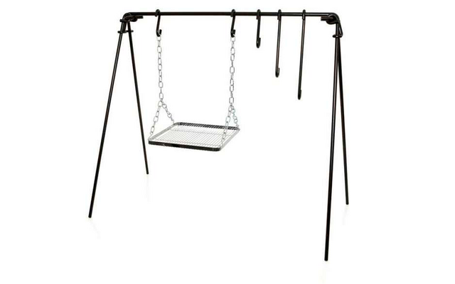 Columpio de metal con un asiento y tres anillos colgantes