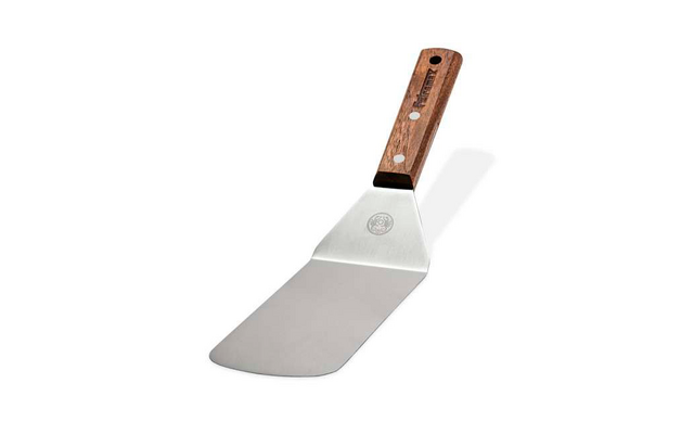 Espátula de metal con mango de madera sobre fondo blanco