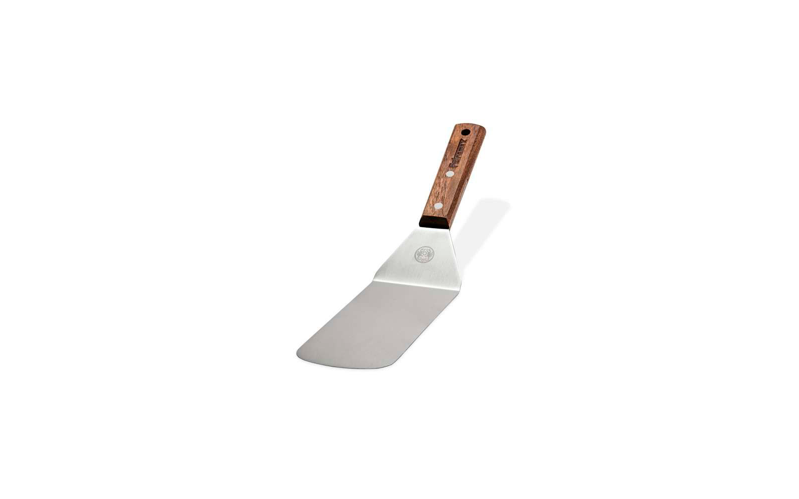 Espátula de metal con mango de madera sobre fondo blanco