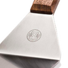 Un raspador triangular con mango de madera y hoja de metal con un logo grabado