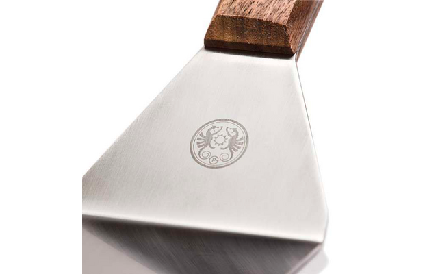 Un raspador triangular con mango de madera y hoja de metal con un logo grabado