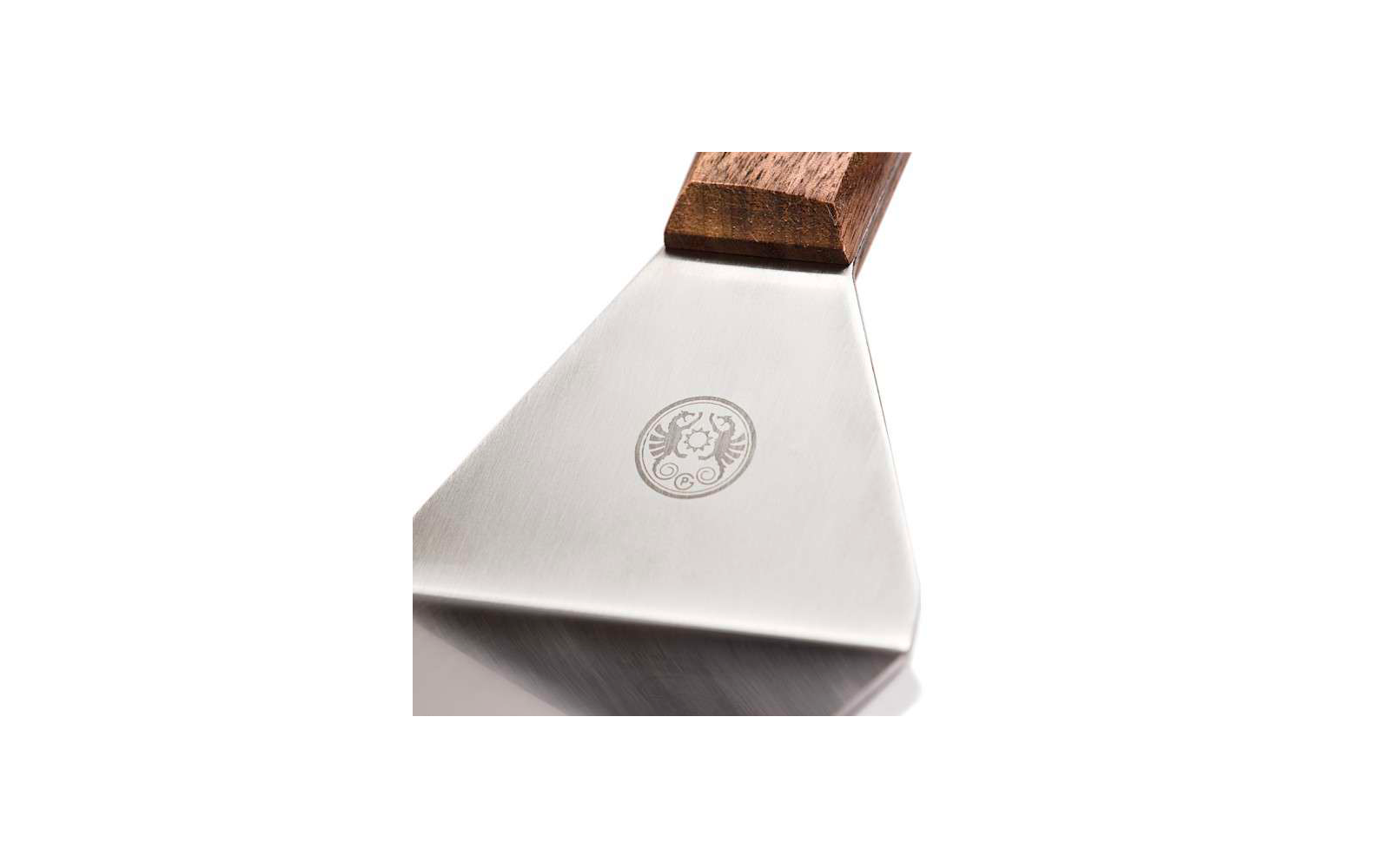 Un raspador triangular con mango de madera y hoja de metal con un logo grabado