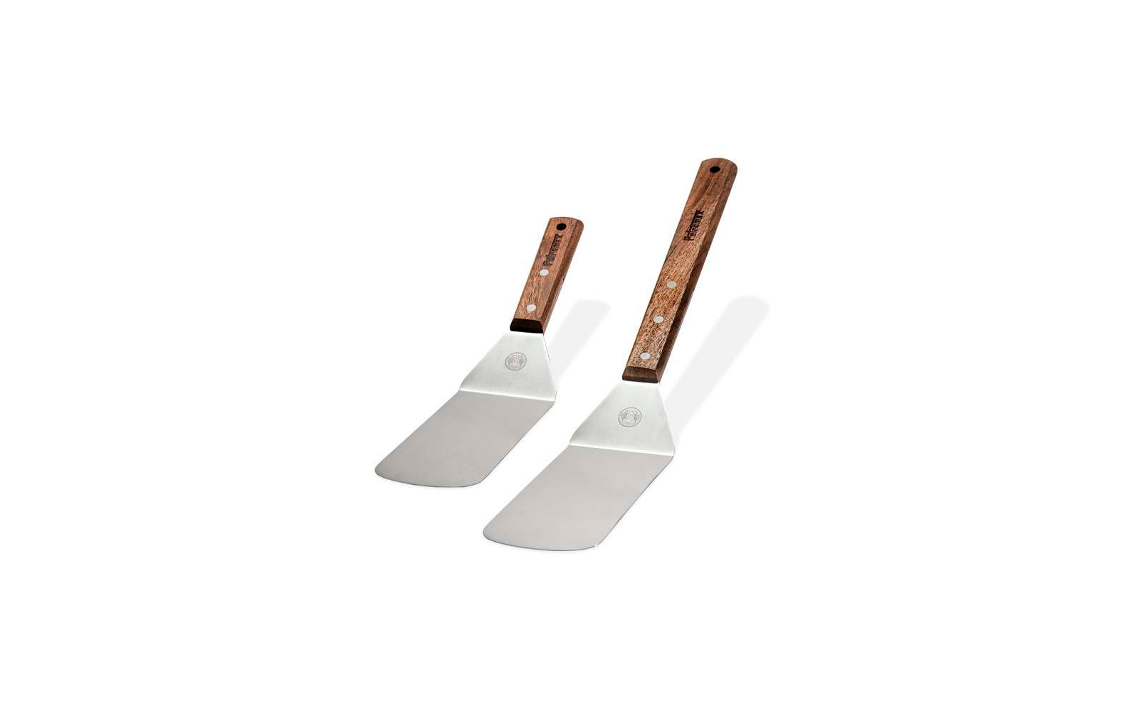 Dos espátulas con hojas anchas de metal y mangos de madera