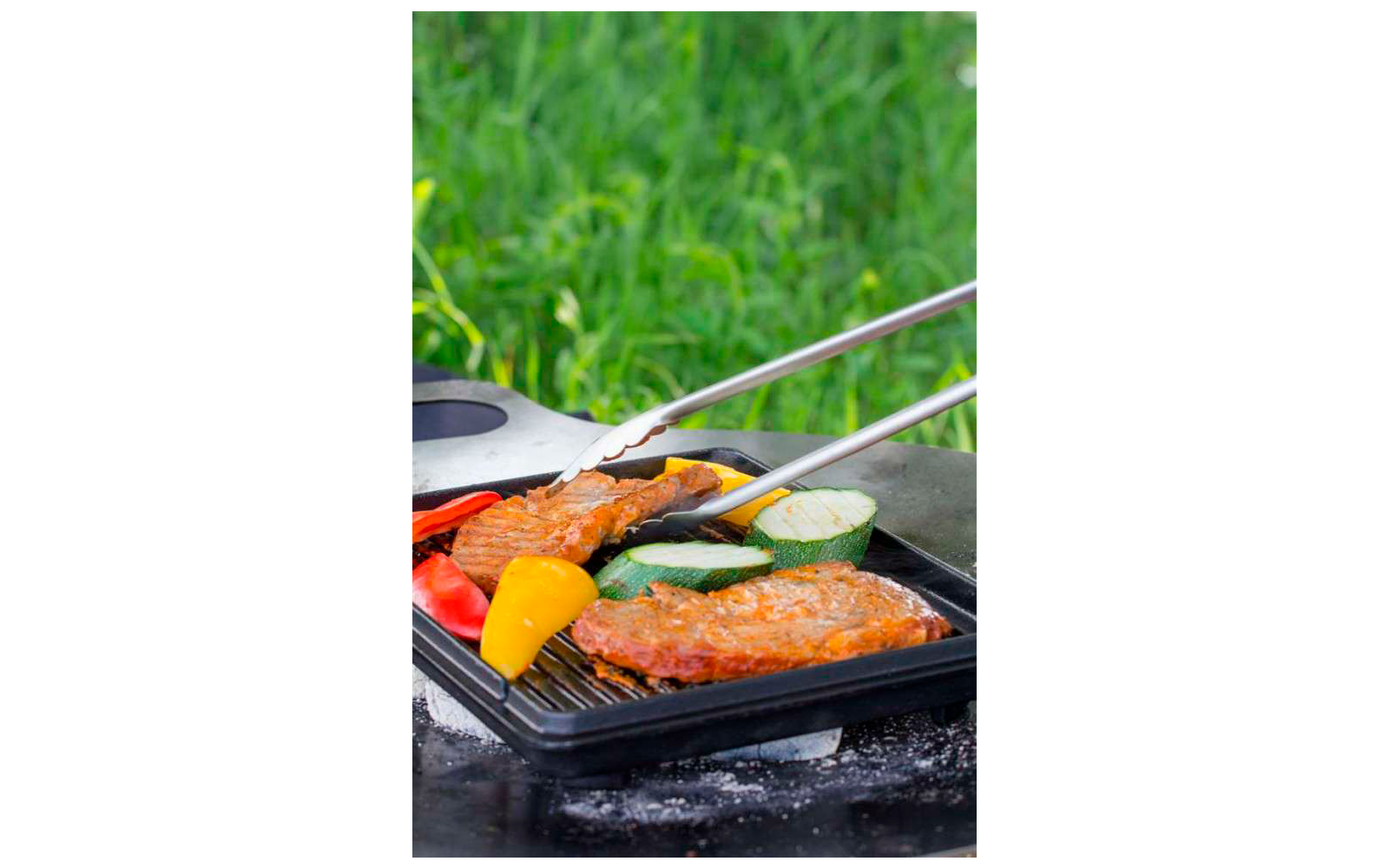 Filetes de salmón a la parrilla con verduras sobre una rejilla negra
