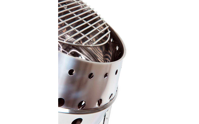 Nahaufnahme eines metallischen, gelochten Objekts mit einer abgerundeten Form und reflektierender Oberfläche