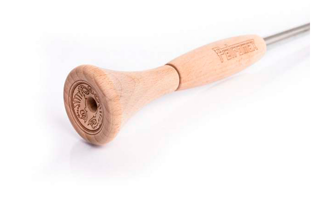 Mango de madera con punta de metal sobre fondo blanco