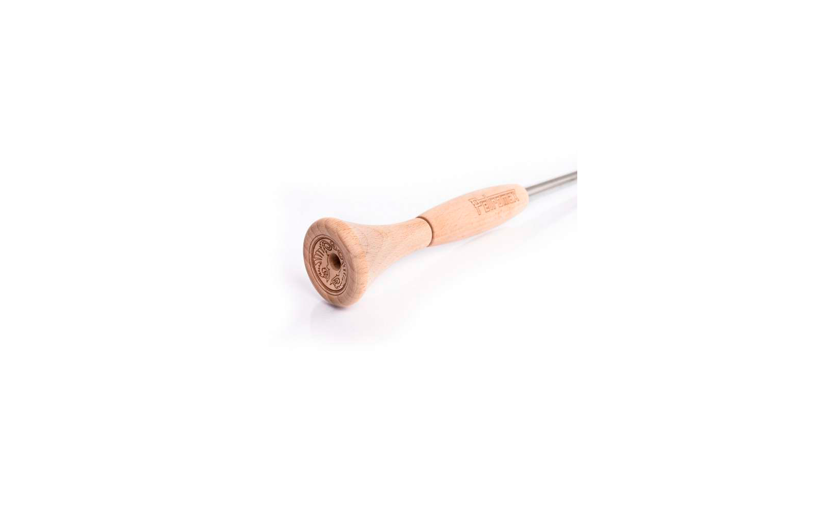 Mango de madera con punta de metal sobre fondo blanco