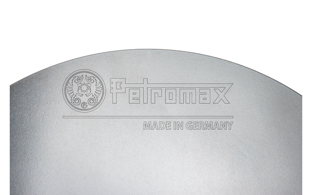 Logo und Schriftzug Petromax auf grauem Hintergrund