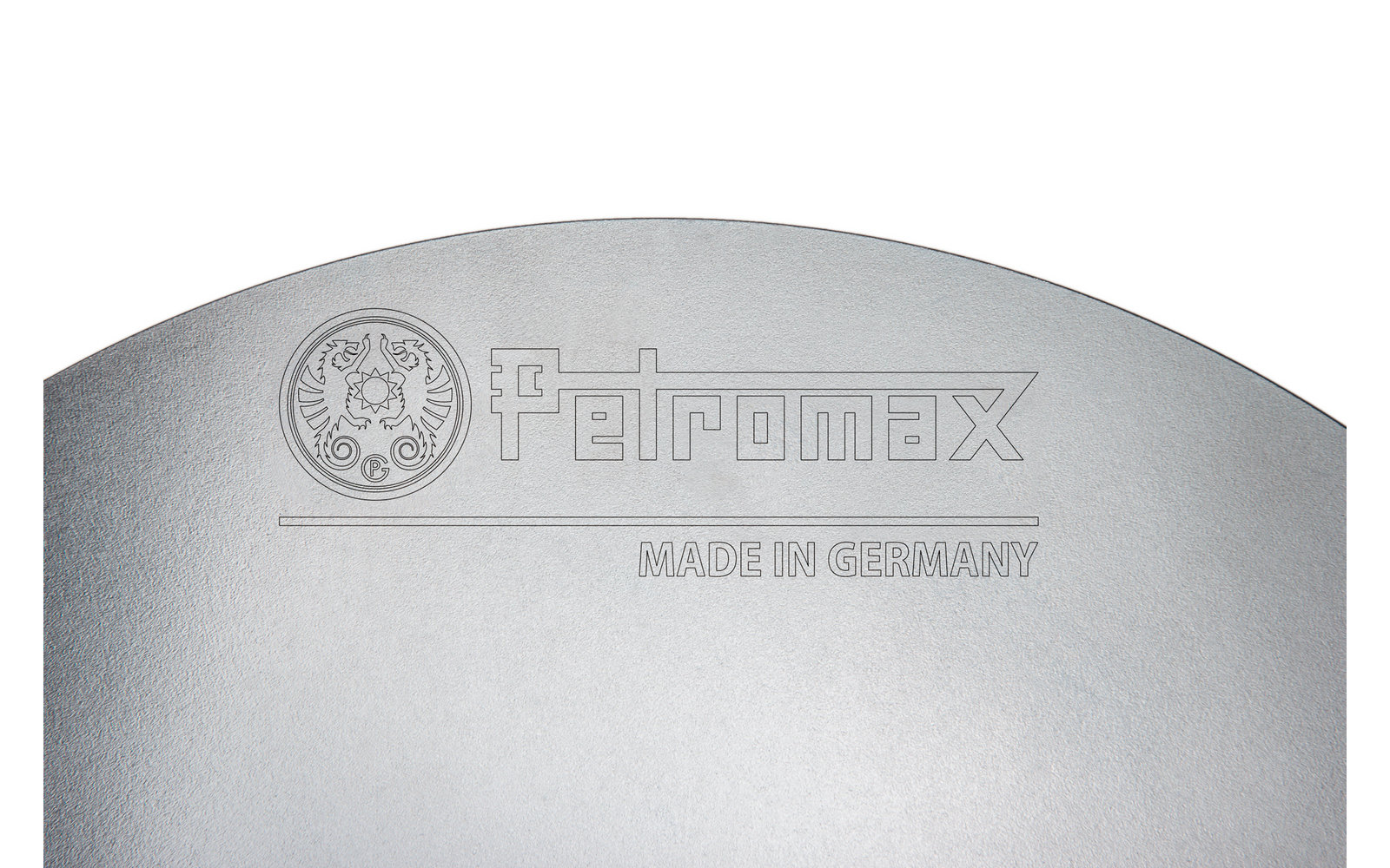 Logo und Schriftzug Petromax auf grauem Hintergrund