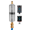 Wasserfilter mit angeschlossenen Rohren und zwei elektronischen Geräten, ein silberner zylindrischer Filter, schwarz/blaues Kontrollgerät und kleiner Zylinder