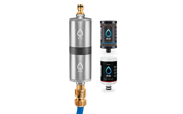 Wasserfilter mit angeschlossenen Rohren und zwei elektronischen Geräten, ein silberner zylindrischer Filter, schwarz/blaues Kontrollgerät und kleiner Zylinder