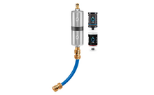 Un appareil électronique argenté avec un câble bleu connecté à un connecteur doré