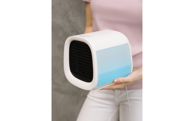 Hand hält einen kleinen weißen Ventilator mit blauer Seite