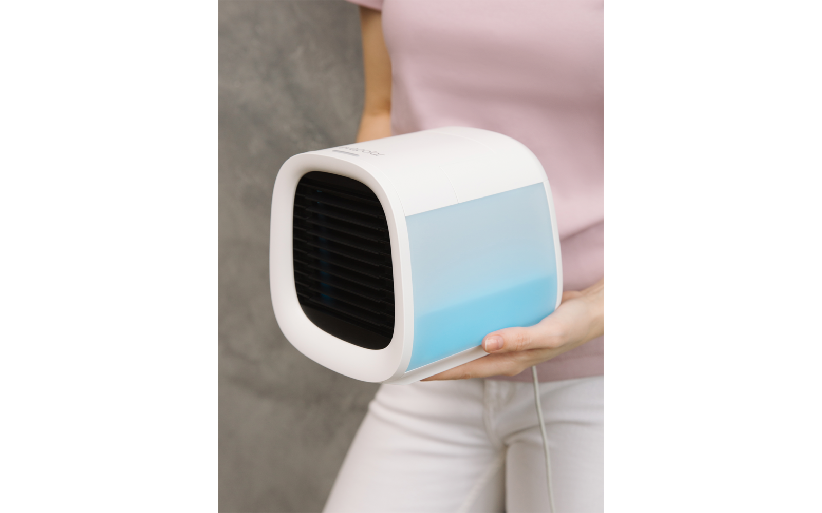 Hand hält einen kleinen weißen Ventilator mit blauer Seite