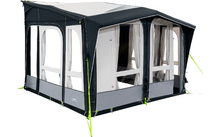 Tent met grote ramen en open gordijnen