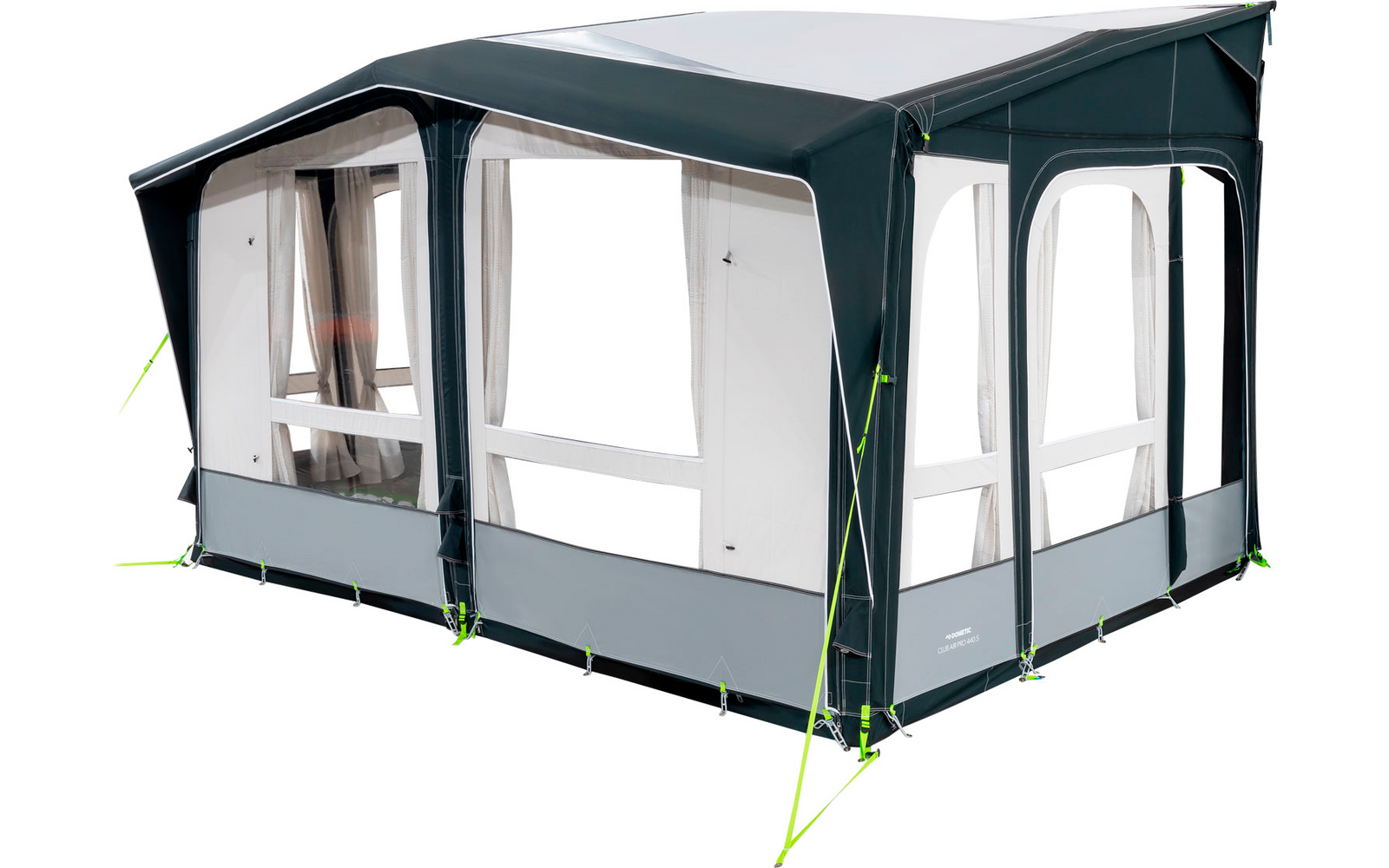 Een grijze rechthoekige tent met witte ramen en deuren
