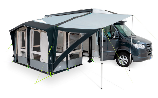 Autocaravana con toldo gris adjunto sobre fondo blanco