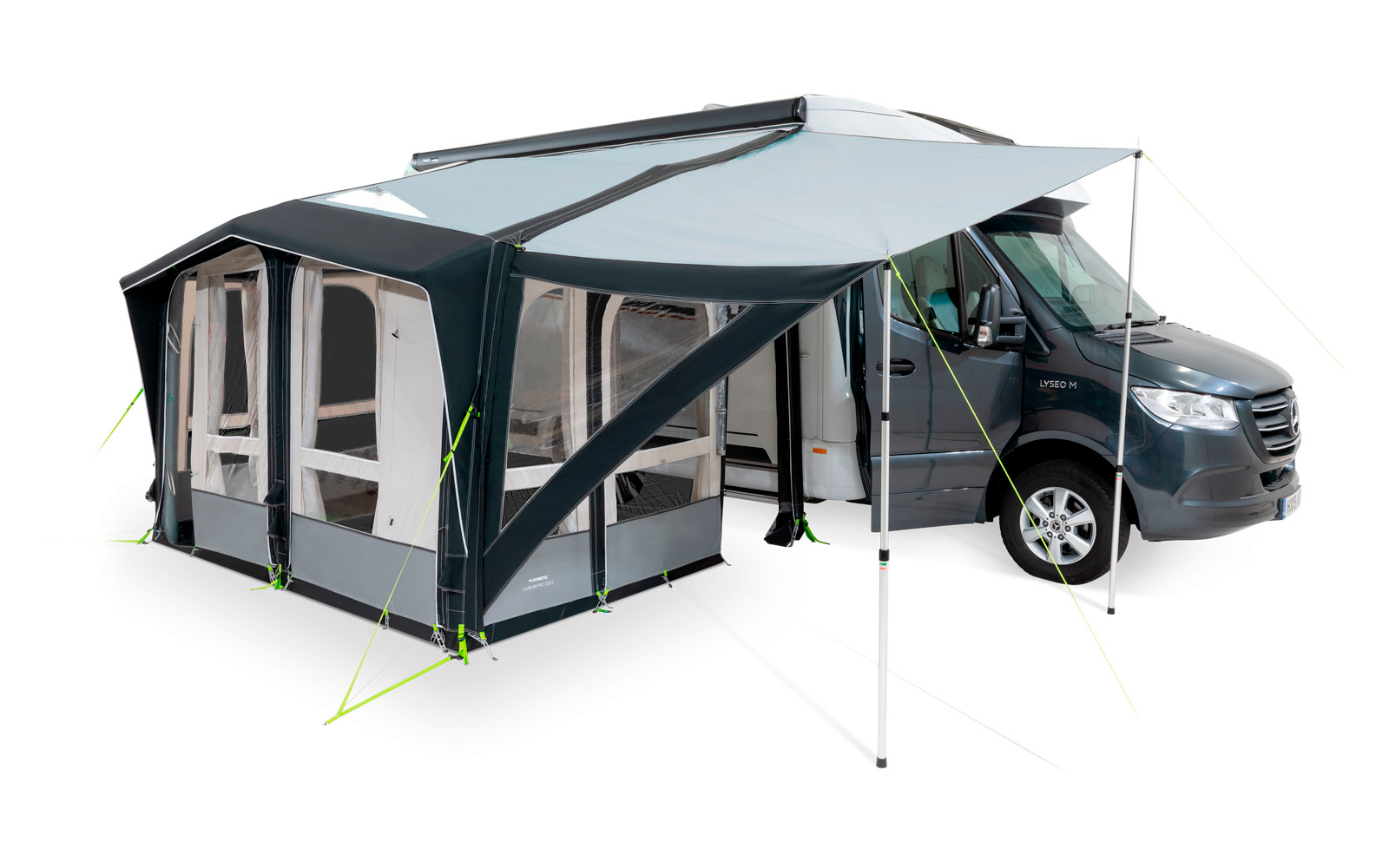 Autocaravana con toldo gris adjunto sobre fondo blanco