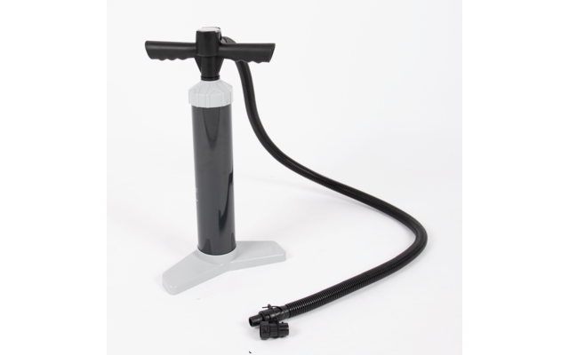 Schwarze Fahrradpumpe mit silbernem Griff, schwarzem Schlauch und Befestigungsklemme auf weißem Hintergrund