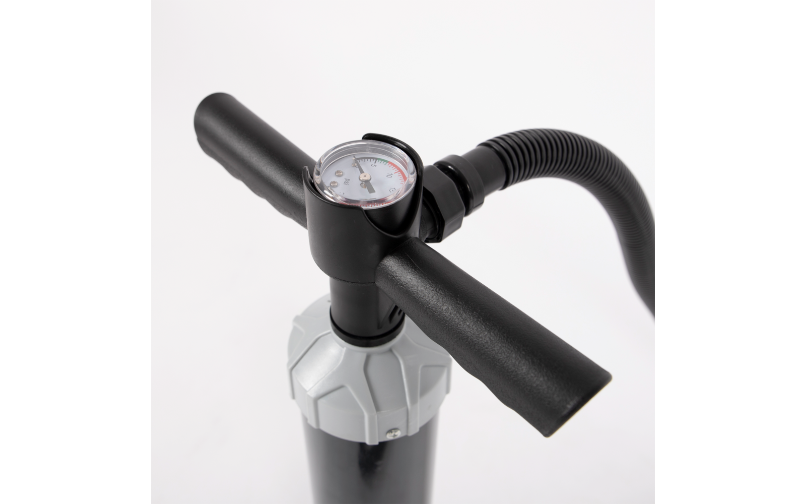 Schwarze Handpumpe mit Manometer und flexiblem Schlauch