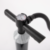 Handluftpumpe mit Manometer und schwarzem Schlauch