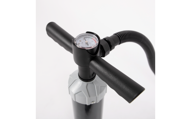 Handluftpumpe mit Manometer und schwarzem Schlauch