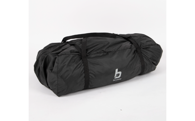 Schwarze Sporttasche mit einem weißen Logo auf der Seite