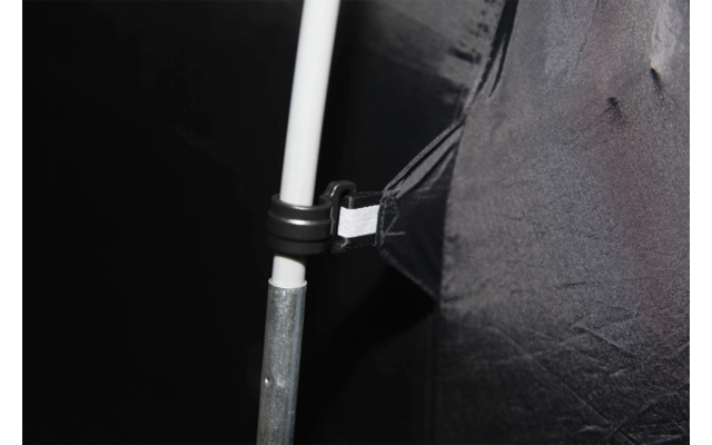 Close-up van een open zwarte paraplu met een zilveren handvat en metalen stok