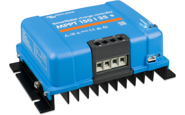 Blauw elektronisch apparaat met drie aansluitingen op een zwarte koellichaam