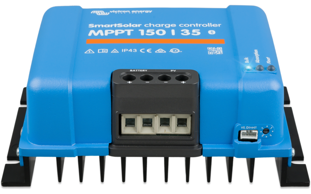 Blauwe elektronische laadregelaar met display en aansluitklemmen