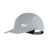 Grijze baseballpet met wit PAC-logo aan de voorkant