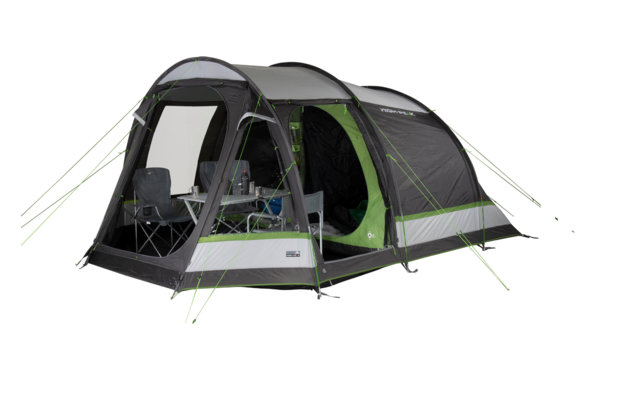 Grote moderne tent met twee ingangen en meerdere ramen op een groen gazon