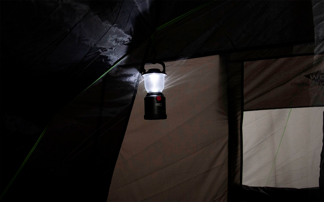 Binnenzicht van een tent met een hangende lantaarn