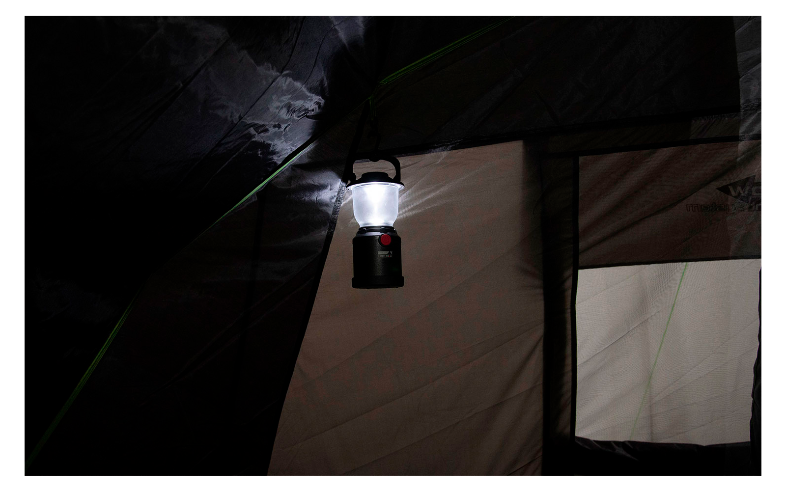 Binnenzicht van een tent met een hangende lantaarn