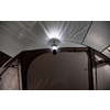 Binnenkant van een tent met een hangende lamp aan het plafond